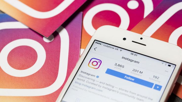 Instagram sta ricevendo quel piccolo punto verde, il segno universale per "Sono disponibile a chattare" da poco quindi Instagram mostra quando sei online. Se, come me, non hai bisogno che i tuoi amici sappiano quando stai scorrendo le foto, puoi disattivare facilmente questa funzione.