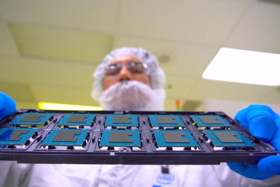 Intel apre le porte a due fabbriche di chip in Arizona