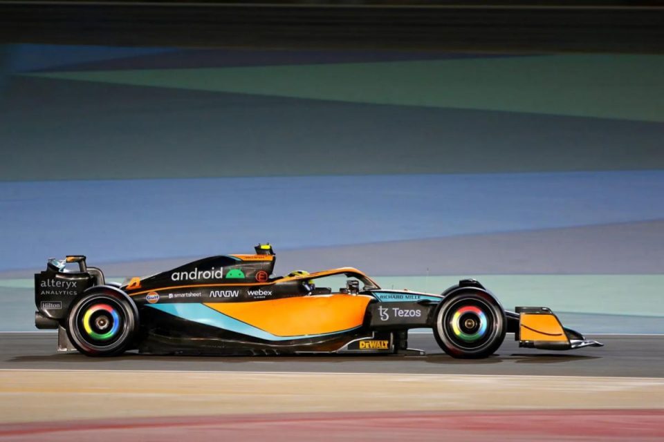 La sponsorizzazione McLaren Google aggiunge il robot Android e le ruote Chrome sulla F1 2022