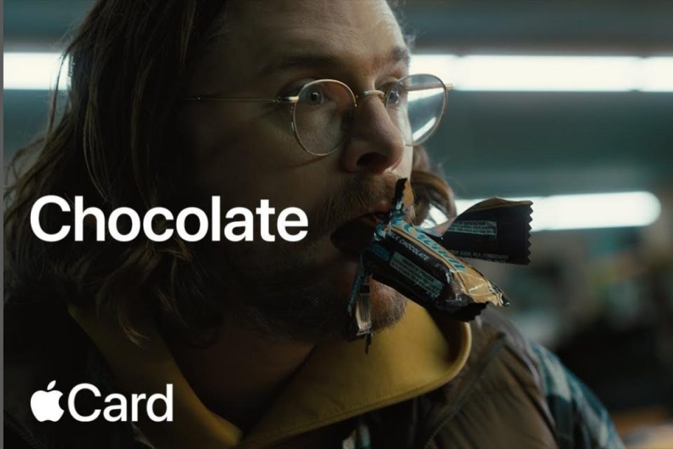Il nuovo spot pubblicitario "Cioccolato" mette in evidenza la facile registrazione della Apple Card
