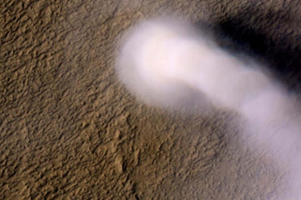 Il rover Marte filma il caos del diavolo della polvere mentre esplora il pianeta rosso