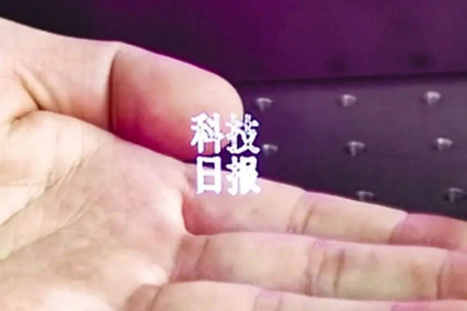 Scienziati cinesi inventano una penna che può scrivere nell'aria